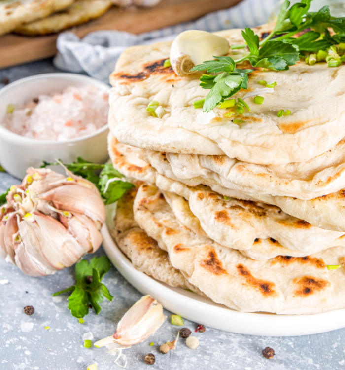 Vegaaniset valkosipuli-naanleivät